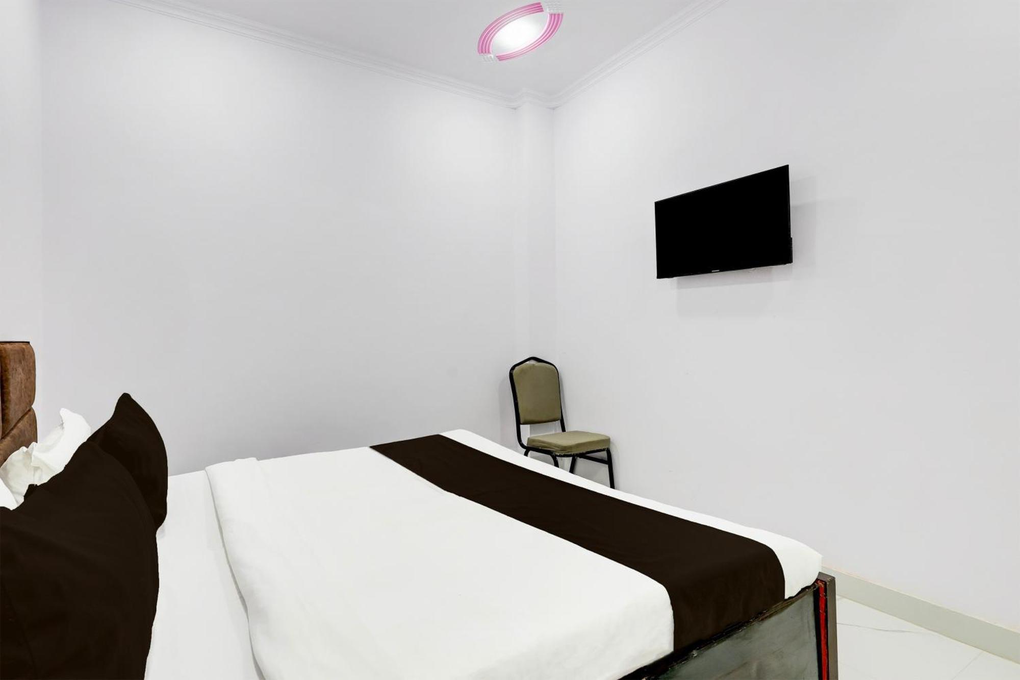 Hotel The Arrow Near Paschim Vihar Delhi  Exterior photo