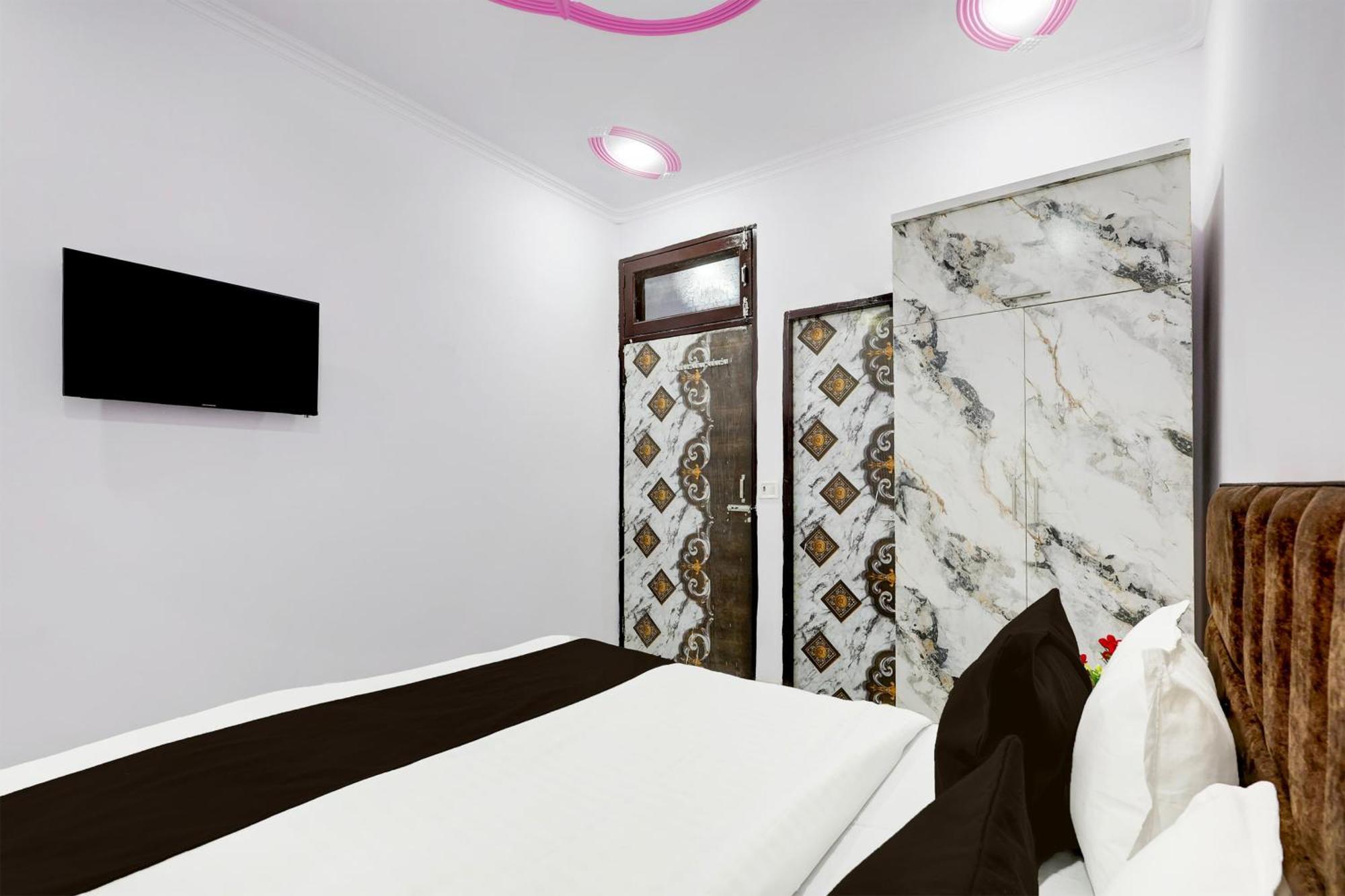 Hotel The Arrow Near Paschim Vihar Delhi  Exterior photo